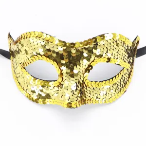 Maschera di carnevale in paillettes dorate per festa, Halloween e eventi. Vista dettaglio.