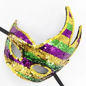Detailaufnahme einer Pailletten-Maske in Lila, Grün und Gold mit Flammenform.