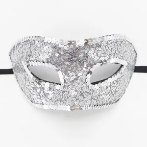 Silberne Pailletten Masken Detail, glitzernde Party Augenmaske fuer Karneval und Kostuemfeste.