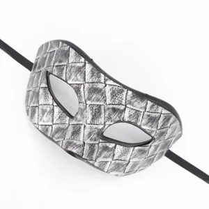 Gros plan sur la texture du masque tisse vintage, ideal pour les fetes et evenements.
