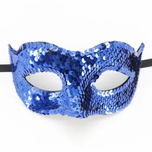 Dettaglio della maschera di carnevale con paillettes blu e finitura elastica lucida.