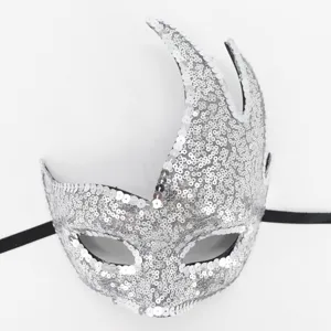 Detailansicht der silbernen Pailletten Flammen Maske mit glitzernder Textur und Band.