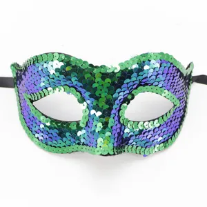 Maschera di carnevale con paillettes scintillanti verde e viola per feste e Halloween.