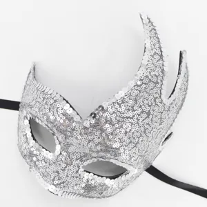 Detailaufnahme silberne Pailletten Maske, elegantes Flammenhorn Design für Party Kostüme.