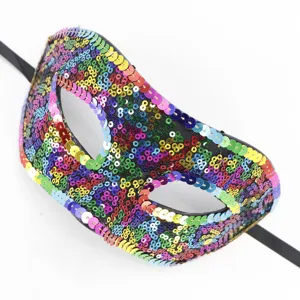 Detailansicht der bunten Pailletten-Maskerade-Maske für Partykostüm und Halloween-Feier.