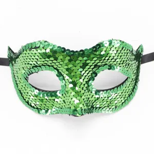 Dettaglio maschera da ballo in maschera con paillettes verdi, maschera da festa lucida con cinturino.