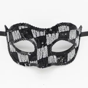 Primo piano sui dettagli del motivo e della texture della maschera di paillettes in bianco.