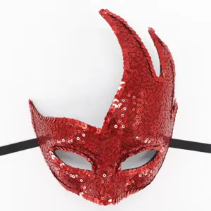 Rote Pailletten Maskerade Maske Detail, Flammen Horn Design fuer Halloween Party Kostüm.