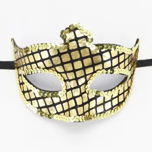 Detailansicht der goldenen Pailletten-Maskerade-Augenmaske für Halloween Party und Karneval.
