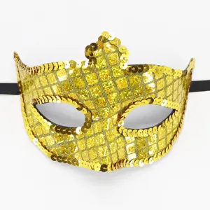 Nahaufnahme Detail der goldenen Pailletten Maske fuer Karneval und Party Feierlichkeiten.