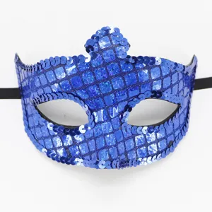 Detailansicht der blauen Pailletten Maske, ideal fuer Kostuemparty und Halloween Feiern.