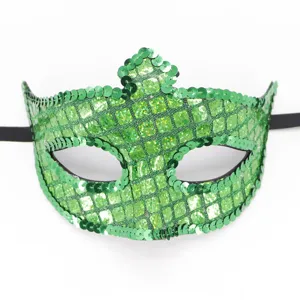 Detailaufnahme der glitzernden grünen Pailletten Maske Textur für Karneval und Party Kostüme.