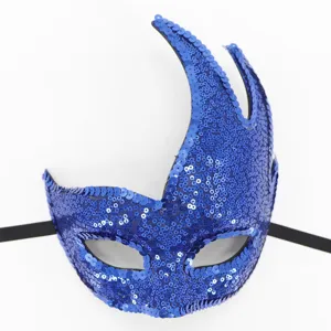 Blaue Pailletten Maskerade Maske mit geschwungenem Flammenhorn für Party und Festival.