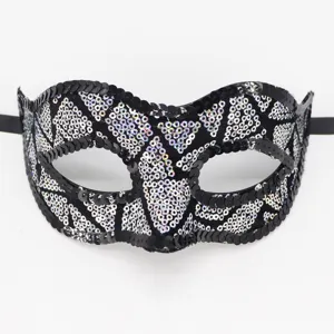Primo piano dettagliato di una maschera da festa in paillettes nere con motivo argento.