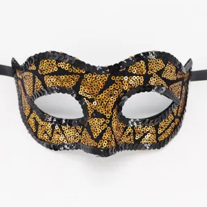 Vista dettagliata della bellissima maschera in paillettes nere e oro per feste e Halloween.