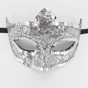 Silberne Pailletten Masken Detail, glitzernde Spitzen Textur für Party und Halloween Events.