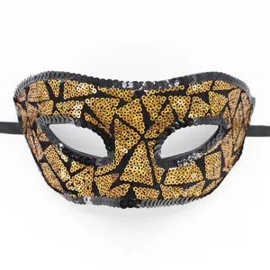 Exquisites Pailletten Maskenball Maske Detail, schwarz-goldene Party Augenmaske Nahaufnahme.