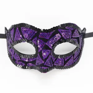 Primo piano dettagliato che mostra la splendida maschera di carnevale con paillettes.
