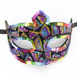 Details der bunten Pailletten Maske, perfekt für Partys und Halloween Kostümfeiern.