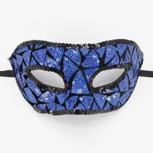 Nahaufnahme Detailaufnahme einer blauen Pailletten Augenmaske fuer Maskenball Party Zubehoer.