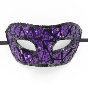 Detailansicht einer violett und schwarz glitzernden Pailletten Maske für Halloween Partys.