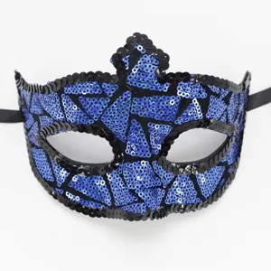 Detaillierte Nahaufnahme der blauen Pailletten-Maskerade-Augenmaske mit feiner Textur.