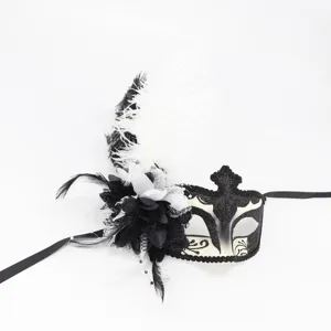 Vue détaillée d'un masque de bal masqué noir et blanc avec plumes et fleurs pour fêtes.