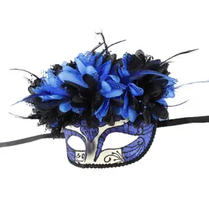 Detalle de exquisita máscara de carnaval azul y negra con plumas y flores delicadas.