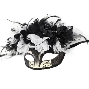 Máscara de mascarada en blanco y negro con plumas, encaje y flores para detalles de fiesta.