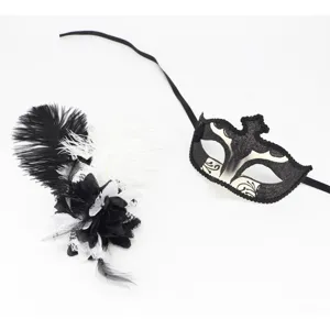Gros plan détaillé du masque de bal masqué à plumes noir et blanc et de la pince à fleurs.