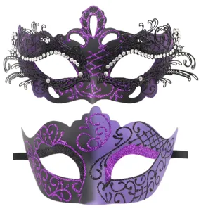 Vista detallada de elegantes máscaras moradas y negras con purpurina y brillantes pedrerías.