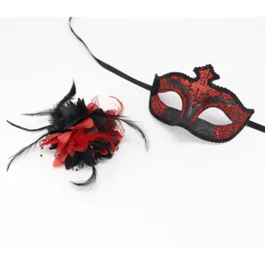 Gedetailleerd overzicht van rood-zwarte maskerademasker en bijpassende veerbloem feestaccessoireset.