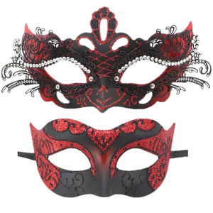 Primer plano de exquisitos antifaces de mascarada rojos y negros con diamantes y purpurina.