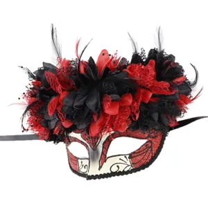Detalles de primer plano de la máscara de carnaval roja y negra con decoraciones florales de plumas.