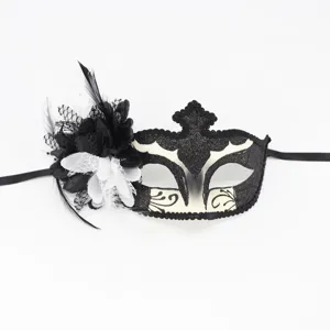 Zwart-witte maskerbal masker met veren en bloemen, ideaal voor Halloween en feestjes.