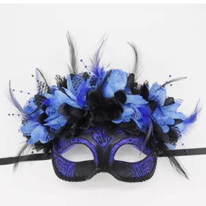 Vista detallada de la mascara de mascarada azul negra textura floral de plumas y borde de encaje.