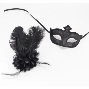 Détail en gros plan de masque de mascarade noir et d'ensemble d'accessoires de fête.