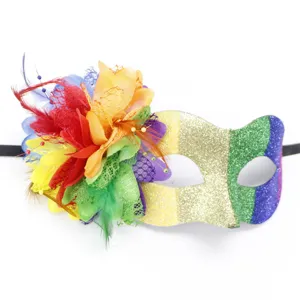 Detail de masque de bal multicolore, dore de plumes vibrantes et de magnifiques paillettes.