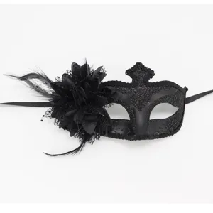 Zwarte masquerade masker met veren en bloem detail voor Halloween feest en carnaval evenementen.