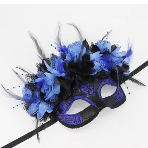 Hermosa máscara de carnaval con plumas azules y purpurina para fiestas de Halloween.