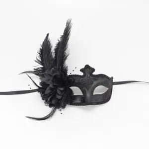 Masque de bal masqué noir avec plumes et fleur pour fête de costume d'Halloween.
