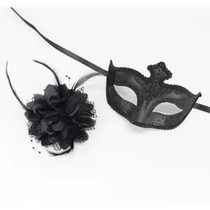 Zwarte masquerade masker en veer bloem accessoire set voor Halloween feest kostuum evenementen.