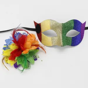 Masque de bal arc-en-ciel coloré et ensemble de fleurs en plumes pour fête et carnaval.