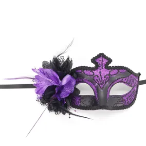Gedetailleerd overzicht van paarse veren en kanten bloem mascarademasker, prachtig feestoogmasker
