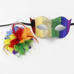 Masque de bal masqué à paillettes arc-en-ciel avec fleur de plume colorée détail.