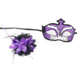 Paarse masker met veer bloem accessoire voor Halloween feest en verkleedpartij.