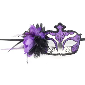 Paarse veren masker voor Halloween verkleedpartij feestelijk carnaval oogmasker.