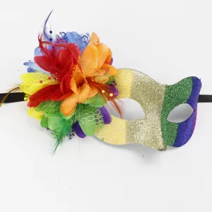 Masque de bal masqué coloré avec paillettes arc-en-ciel, plumes et fleurs pour fête.