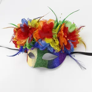 Masque de bal masqué arc-en-ciel avec plumes et fleurs détails pour fête carnaval.