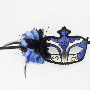 Gedetailleerd overzicht van blauw masker met zwarte veren en bloemen voor feestje.